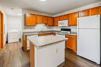 THE HIGHLANDS in St. Cloud, MN - Foto de edificio - Building Photo