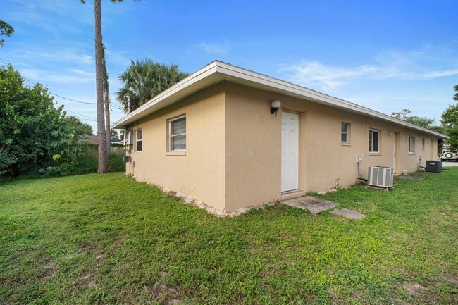 5537-5539 Tenth Ave in Ft. Myers, FL - Building Photo - Building Photo