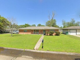 560 Gardenia Ave in Orange, TX - Building Photo