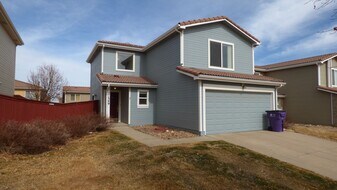 21349 E 39th Ave in Denver, CO - Building Photo