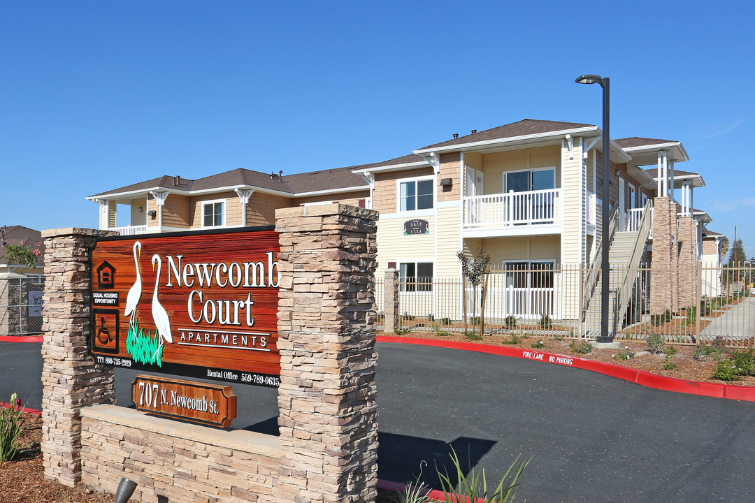 Newcomb Court in Porterville, CA - Foto de edificio