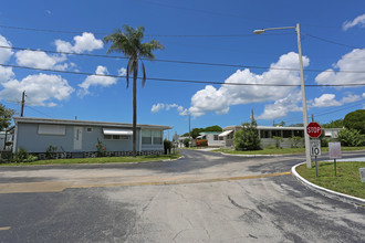 Tarpon Lakeview Mobile Home Park in Palm Harbor, FL - Building Photo - Building Photo