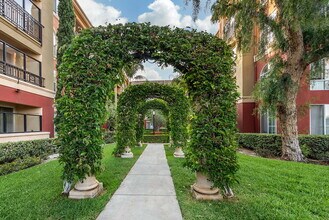 Renaissance at Uptown Orange in Orange, CA - Foto de edificio - Building Photo