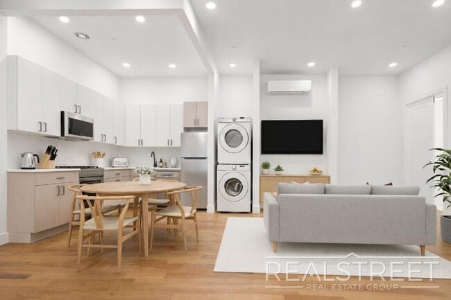 Brand New 4 Bed, 2 Bath with In-Unit Laundry, Private Balcony & Central Air in Brooklyn, NY - Foto de edificio - Building Photo