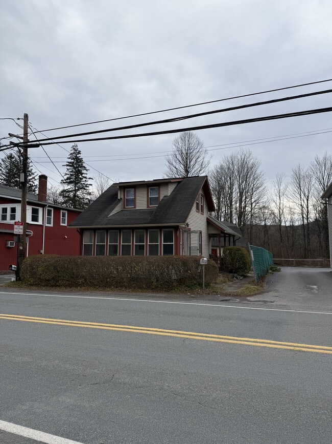 958 Main St in Newfoundland, PA - Building Photo - Building Photo