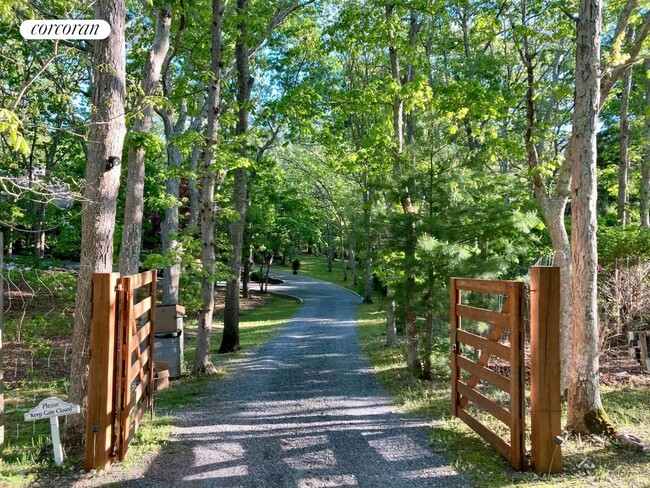 27 Ely Brook Rd in East Hampton, NY - Building Photo - Building Photo