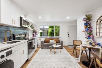 Stayoo Apartments in Seattle, WA - Building Photo - Building Photo