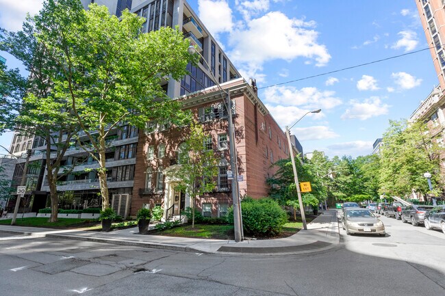 University Apartments - 8 St. Thomas in Toronto, ON - Building Photo - Building Photo