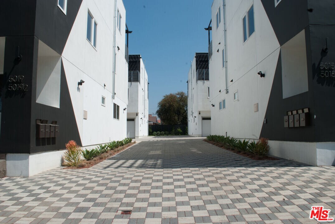 5015 1/2 Marathon St in Los Angeles, CA - Building Photo