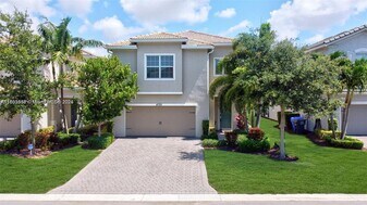 4729 Greenway Dr in Hollywood, FL - Building Photo