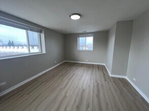 5655 W Fullerton Ave in Chicago, IL - Building Photo - Building Photo