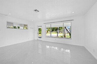 2833 NW 7th Ave in Wilton Manors, FL - Building Photo - Building Photo