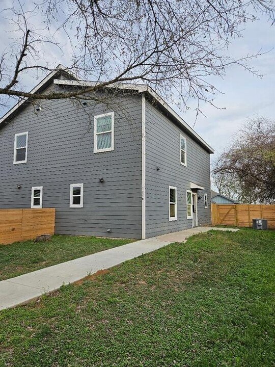 305 Anderson St in Smithville, TX - Building Photo