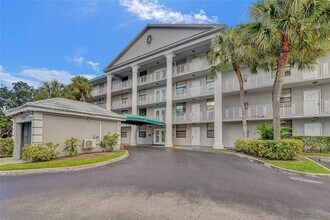 1502 Whitehall Dr in Davie, FL - Building Photo - Building Photo