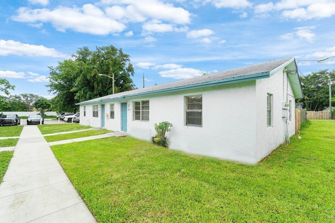 4887 Gulfstream Rd in Lake Worth, FL - Foto de edificio