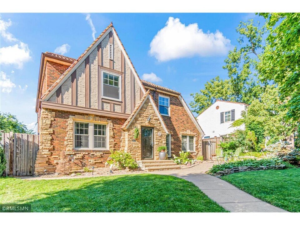 1753 Hillcrest Ave in St. Paul, MN - Building Photo