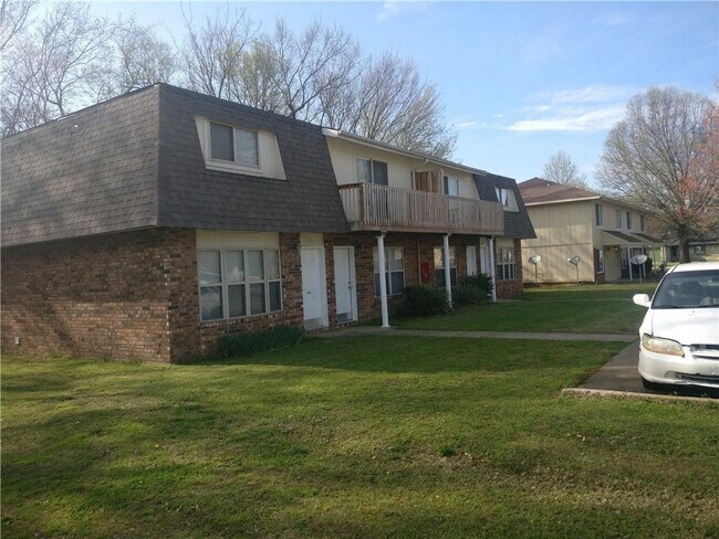 687 N Betty Jo Dr in Fayetteville, AR - Building Photo - Building Photo