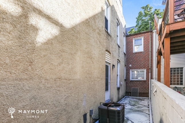 7 E Ostend St in Baltimore, MD - Building Photo - Building Photo