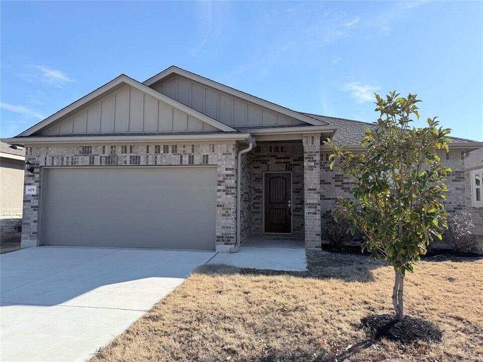 605 Elm Green St in Hutto, TX - Building Photo