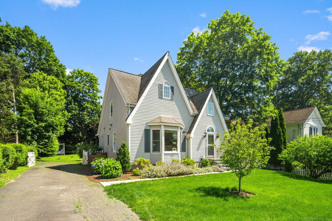 12 Bailey Ave in Darien, CT - Building Photo - Building Photo