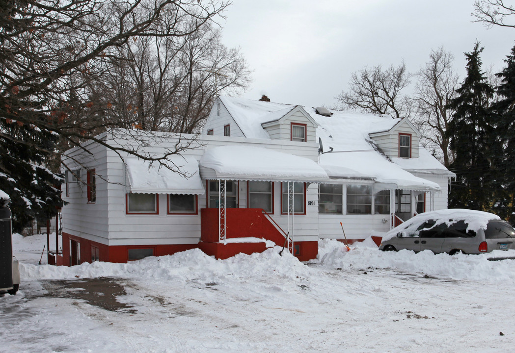 8191 E River Rd in Fridley, MN - Building Photo