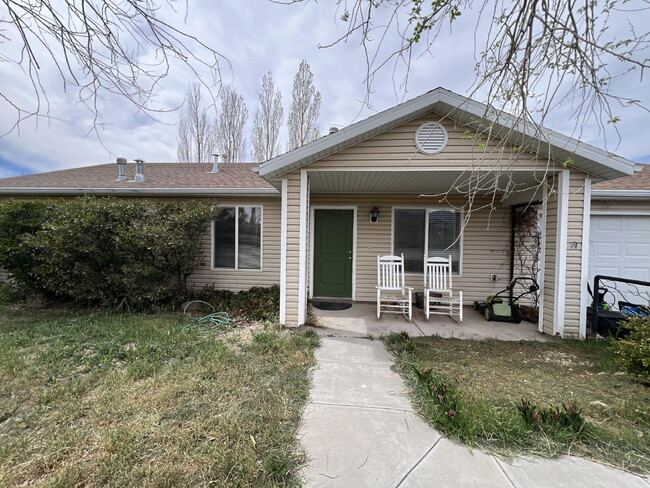 property at 29 W Leavitt Ln