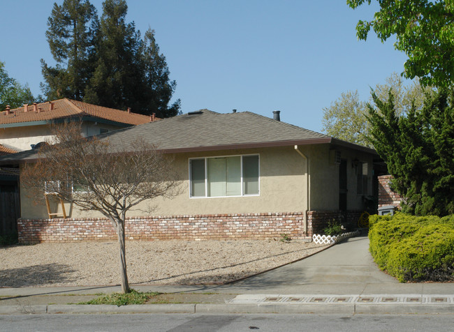 8275 Westwood Dr in Gilroy, CA - Foto de edificio - Building Photo