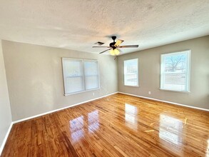 329 W Main St in Kerrville, TX - Building Photo - Building Photo