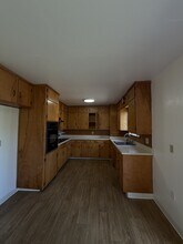 913 Clover Dr in Santa Rosa, CA - Building Photo - Building Photo