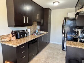 700 Regal Rd in Encinitas, CA - Building Photo - Building Photo