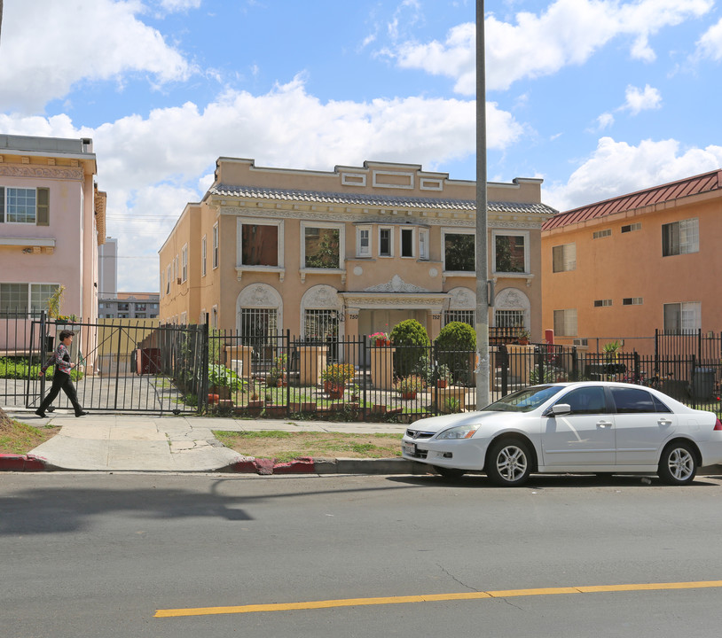 750 S New Hampshire Ave in Los Angeles, CA - Foto de edificio