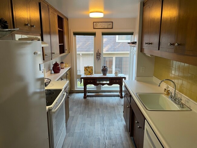 1456 San Carlos Ave, Unit 305 in San Carlos, CA - Building Photo - Building Photo