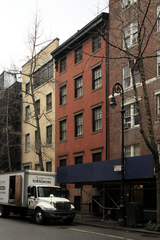 22 W 9th St in New York, NY - Building Photo - Building Photo