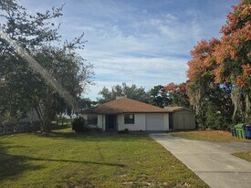 1398 Lucerne Loop Rd NE in Winter Haven, FL - Building Photo