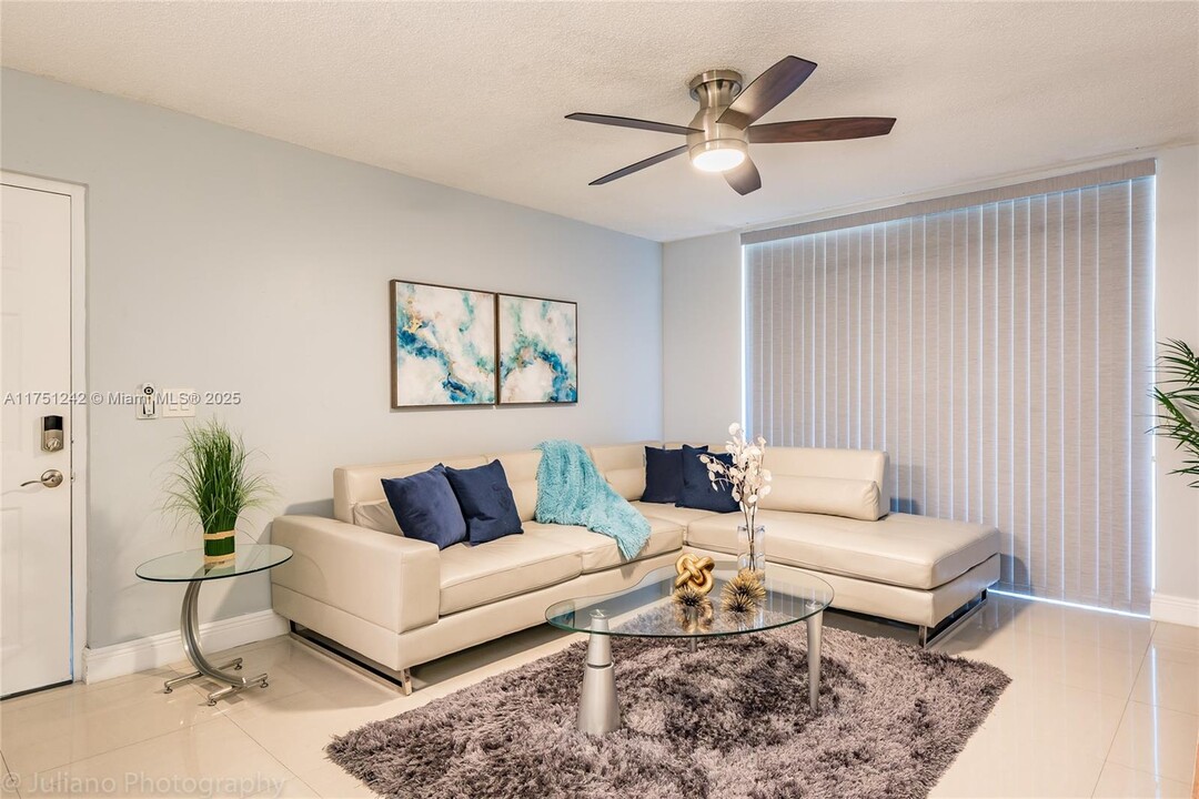 11165 SW 6th St in Pembroke Pines, FL - Building Photo