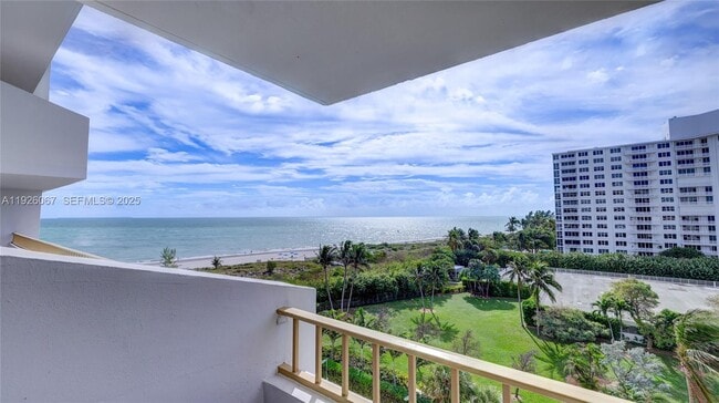 177 Ocean Ln Dr in Key Biscayne, FL - Foto de edificio - Building Photo