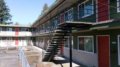 8427 SE Bush St in Portland, OR - Building Photo - Building Photo