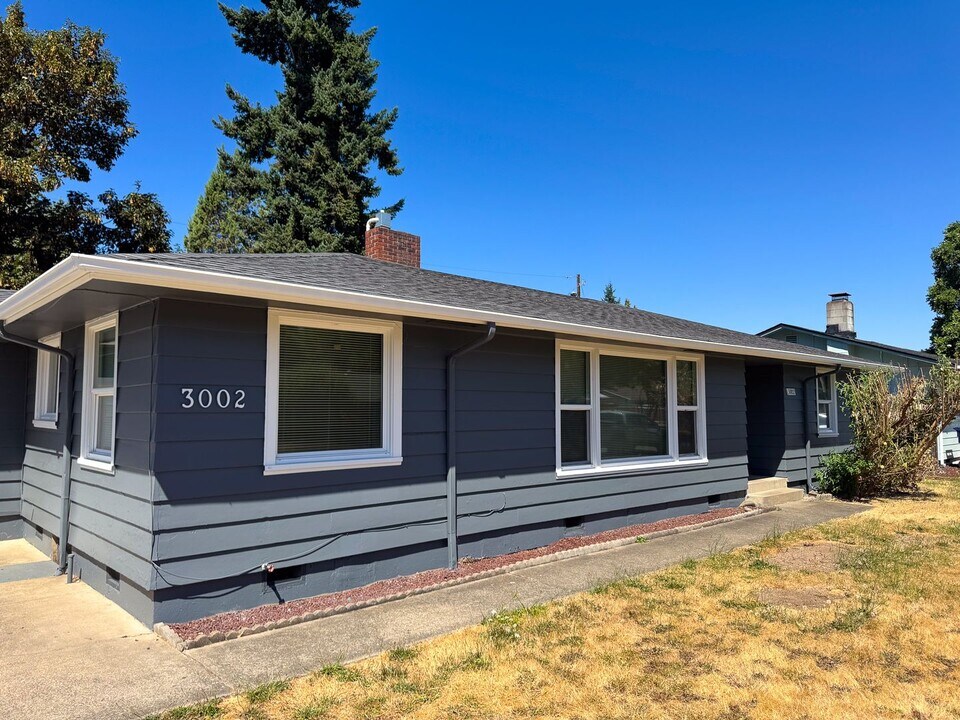 3002 Hyacinth St in Eugene, OR - Building Photo
