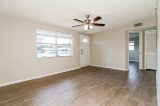 11034 Taft Dr in Port Richey, FL - Building Photo - Building Photo