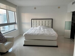 90 SW 3rd St, Unit 2111 in Miami, FL - Building Photo - Building Photo