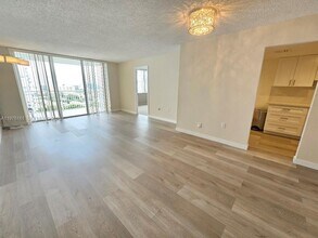 18081 Biscayne Blvd in Aventura, FL - Building Photo - Building Photo