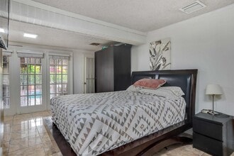 5931 NW 5th St, Unit Front in Miami, FL - Building Photo - Building Photo