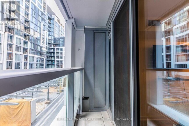 27-427 Bathurst St in Toronto, ON - Building Photo - Building Photo