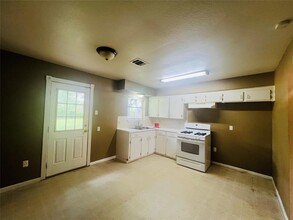 208 Sands St in Angleton, TX - Building Photo - Building Photo
