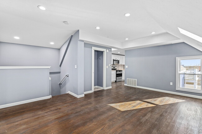 167 Lexington St in Boston, MA - Building Photo - Interior Photo