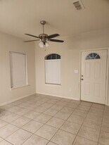 215 N Prairie St in Pilot Point, TX - Building Photo