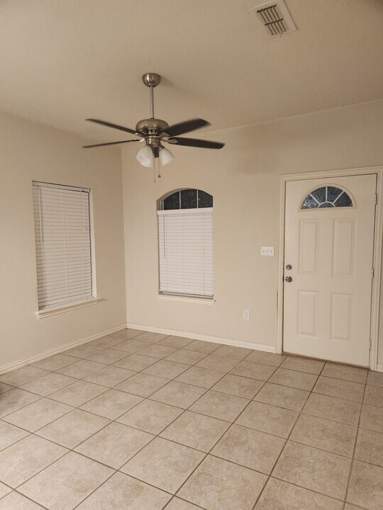 215 N Prairie St in Pilot Point, TX - Building Photo