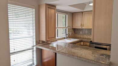 10819 NE 37th Pl in Bellevue, WA - Building Photo - Building Photo