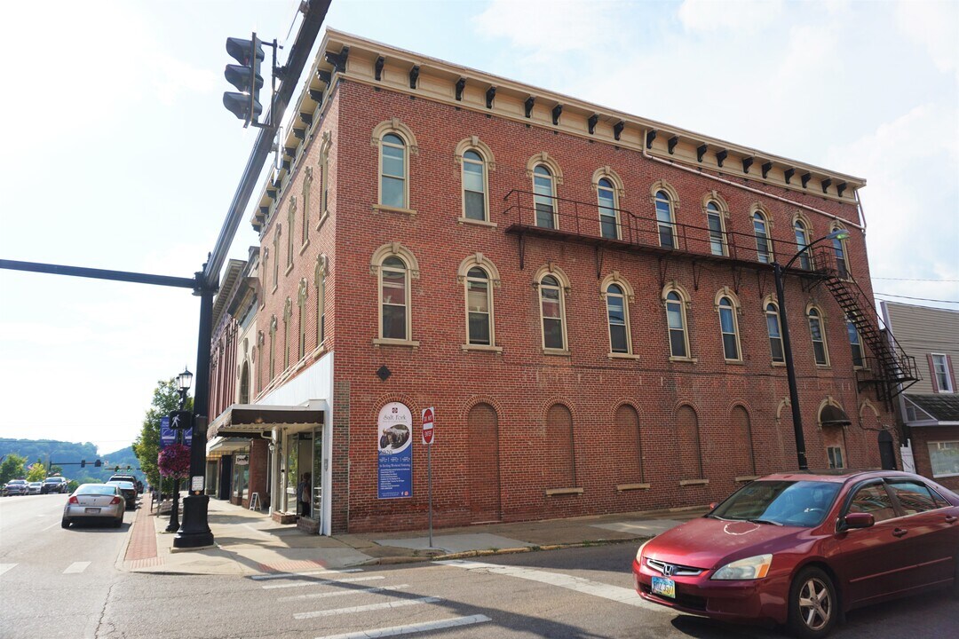 651 Wheeling Ave, Unit 3 in Cambridge, OH - Building Photo