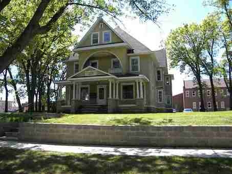 305 W Redwood St in Marshall, MN - Foto de edificio